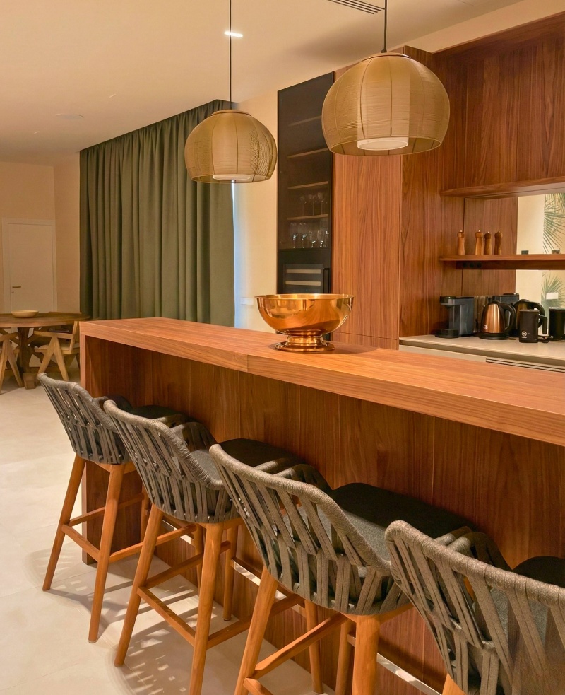 Decoración de cocina con barra de madera y taburetes en villa de lujo en el sur de Tenerife