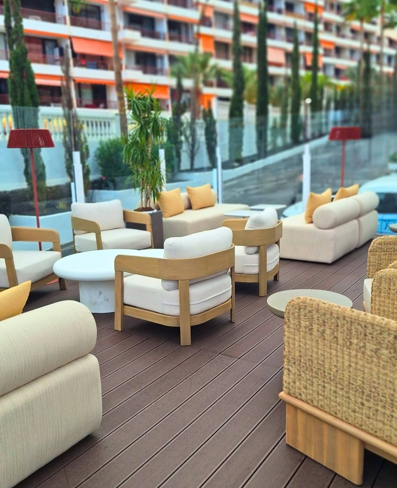 Terraza lounge de hotel con mobiliario exterior y cojines decorativos en proyecto de interiorismo en Canarias