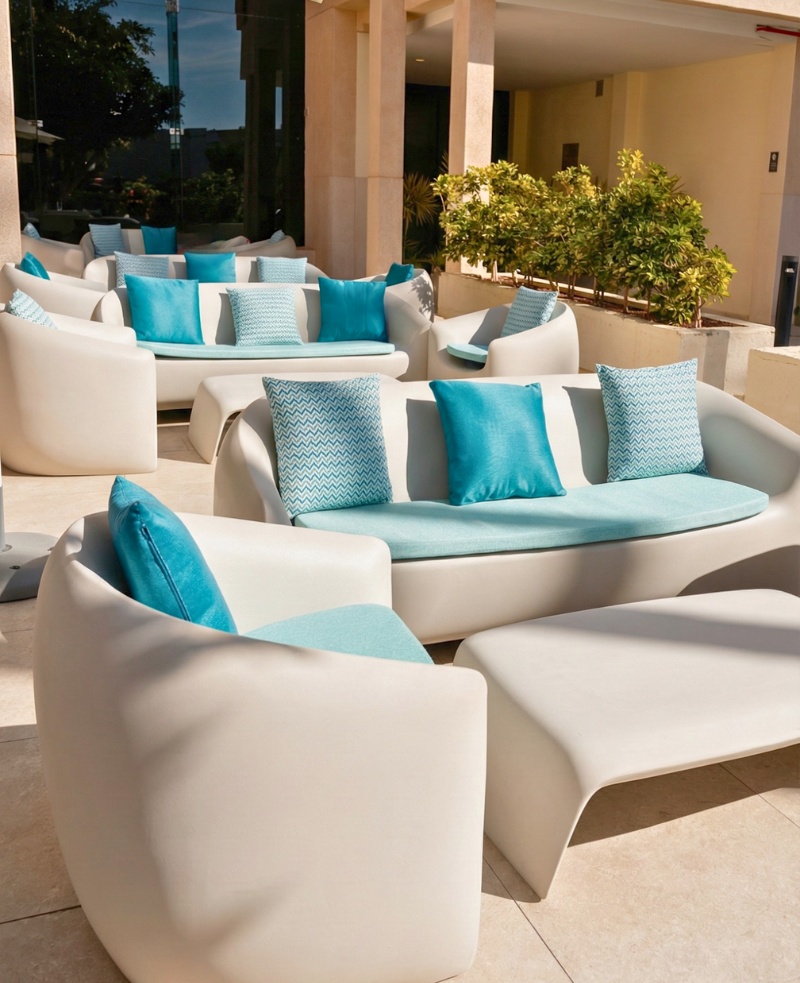 Terraza de hotel con colchonetas y cojines a medida en mobiliario exterior diseñado para zona lounge