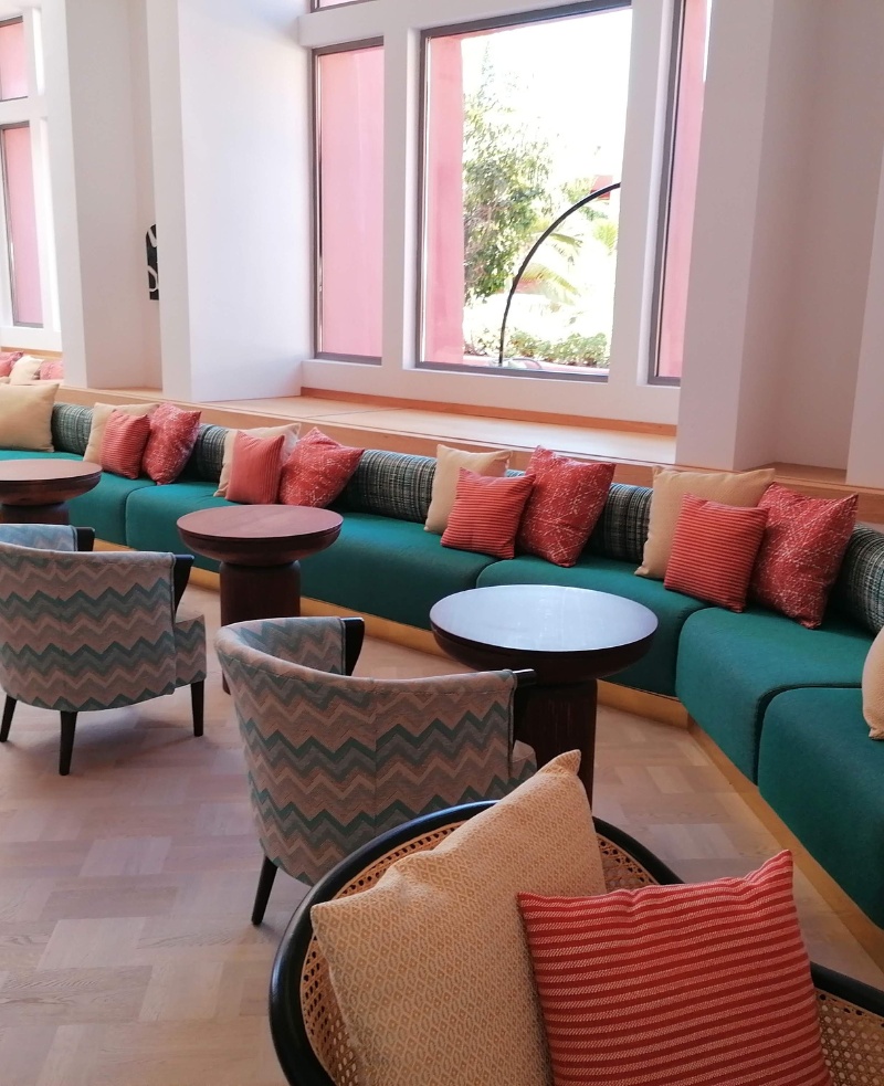 Zona lounge de hotel con tapicería y muebles a medida en proyecto de interiorismo realizado en Tenerife
