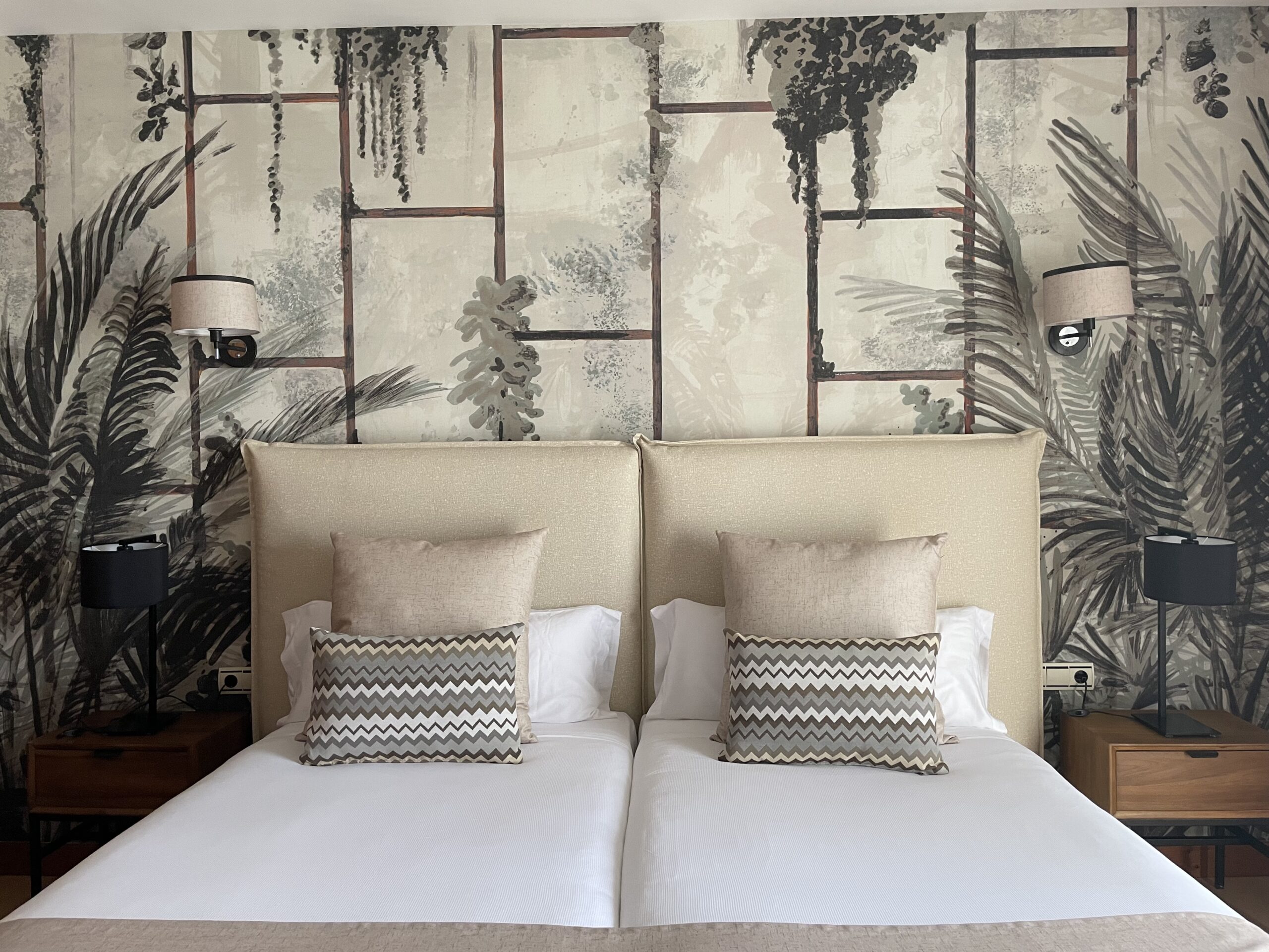 Decoración de dormitorio en villa de lujo en Tenerife con papel pintado tropical y cabecero tapizado